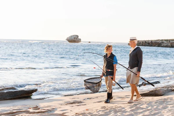 Senior man fiskar med sitt barnbarn — Stockfoto