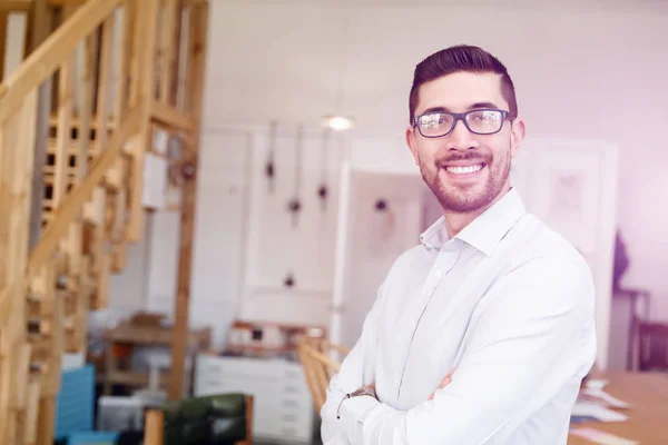 Joven adulto en la ofensa sonriendo a la cámara —  Fotos de Stock