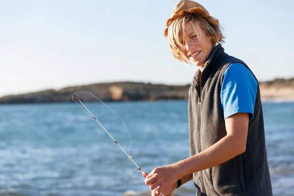 Adolescente pescando en el mar —  Fotos de Stock