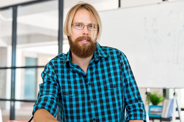 Jeune homme travaillant dans le bureau — Photo