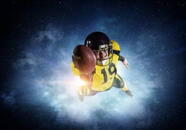 Merkezi oyuncu topu elinde. Karışık teknik