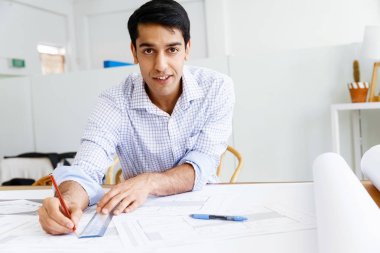 Genç adam mimar ofis