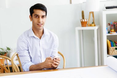 Genç adam mimar ofis