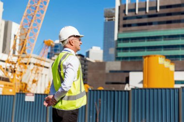 İnşaat alanında mühendis.