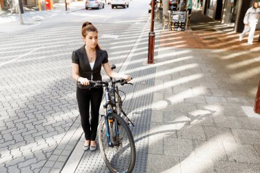 Genç kadın üzerinde bisiklet commuting