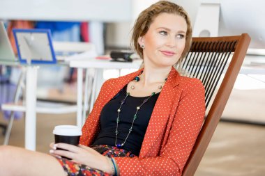 Görevdeki genç bayan.