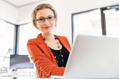 Görevdeki genç bayan.