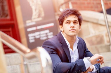 Açık havada kendinden emin bir iş adamının portresi.