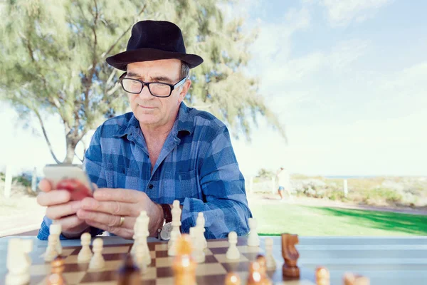 Oude man met zijn mobiele — Stockfoto