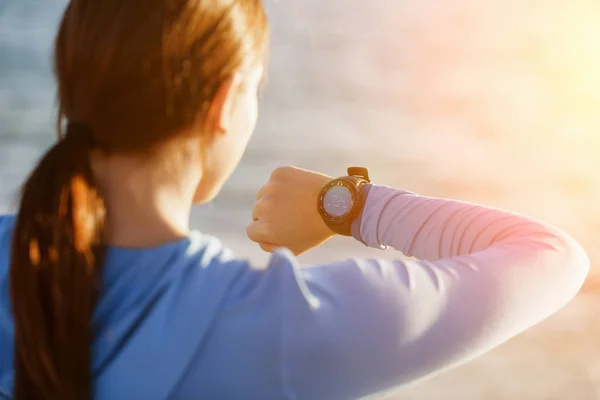 Mujer corredora con monitor de frecuencia cardíaca corriendo en la playa — Foto de Stock