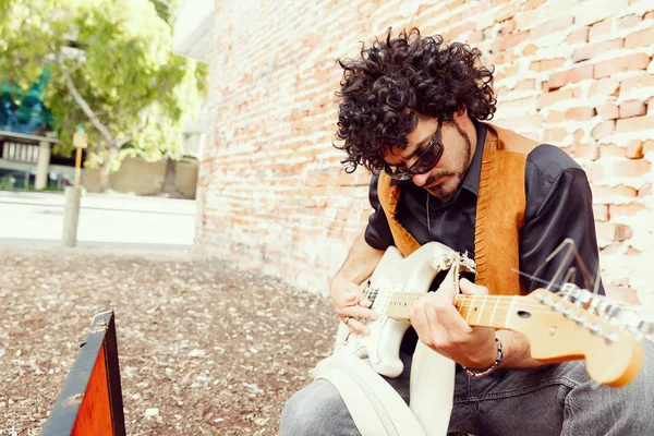 Afinando su guitarra — Foto de Stock