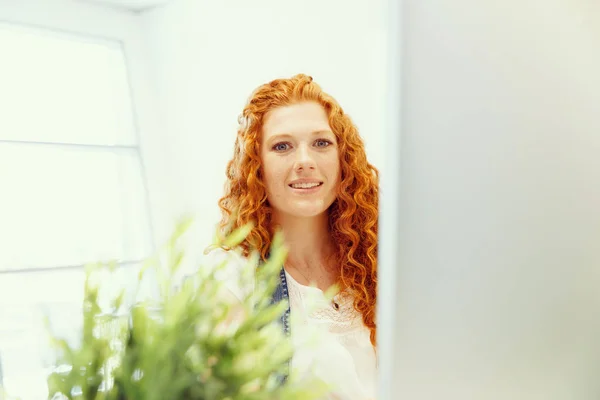 Mujer de negocios creativa en la oficina — Foto de Stock