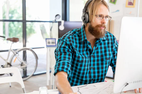 Junger Mann arbeitet im Büro — Stockfoto