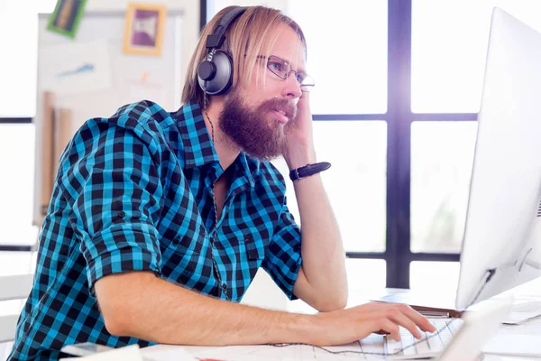 Jeune homme travaillant dans le bureau — Photo