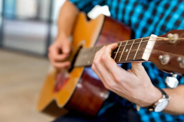 Mann spielt Gitarre im Büro — Stockfoto