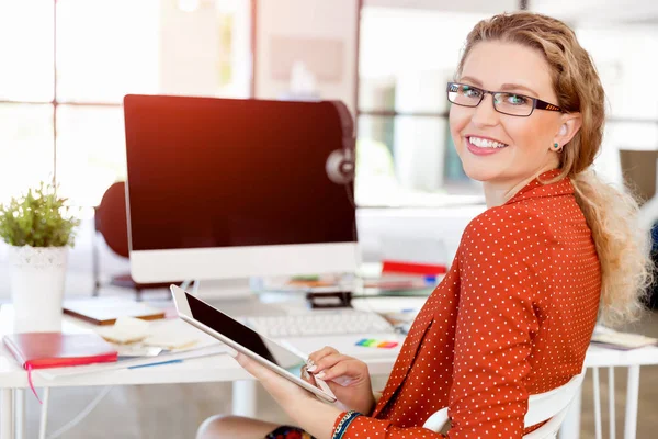 Junge Frau im Amt — Stockfoto