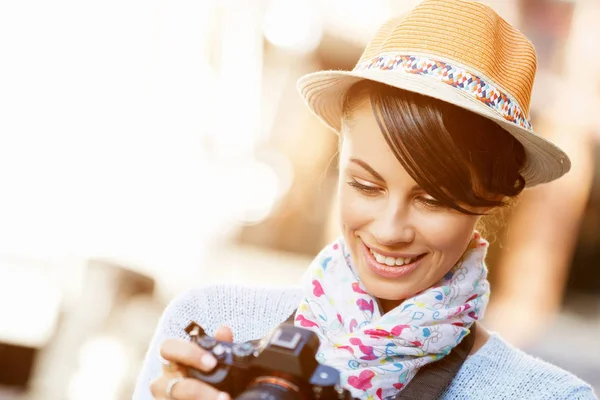 Outdoor-Sommer lächelnden Lifestyle-Porträt der hübschen jungen Frau mit Kamera — Stockfoto