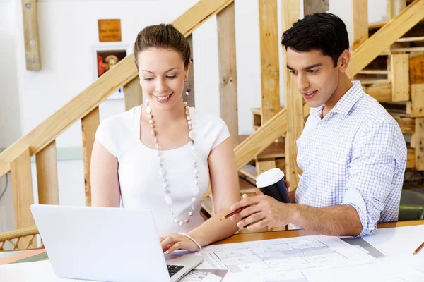 Dos jóvenes arquitectos en el cargo — Foto de Stock