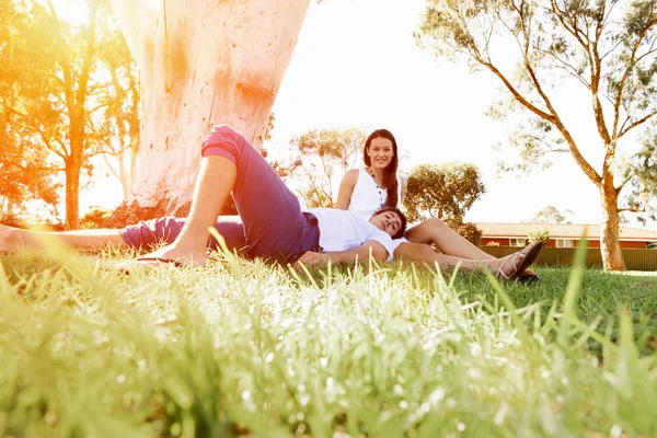 Pareja joven en el parque — Foto de Stock