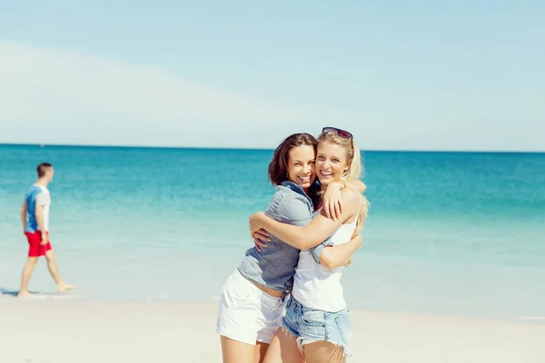 Nő barátok a strandon — Stock Fotó