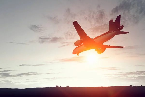 Авіалайнер високо в небі — стокове фото