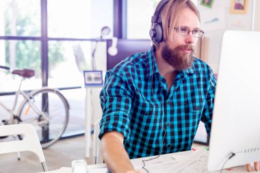 Genç adam ofiste çalışıyor.