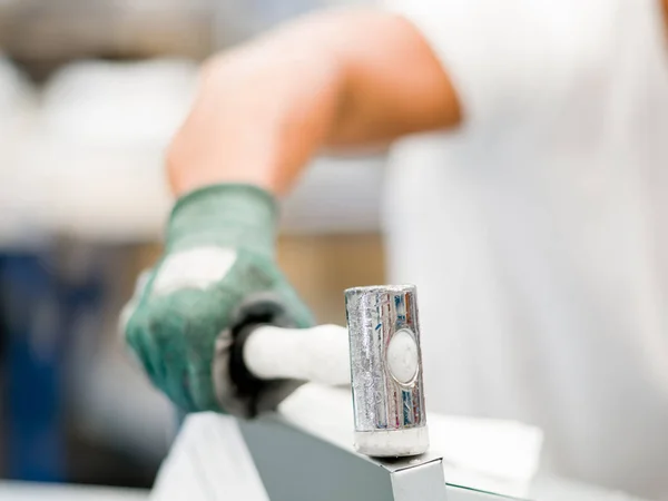 Asian worker in production plant on the factory floor — Stock Photo, Image