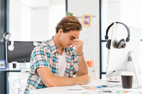 Joven que trabaja en la oficina — Foto de Stock