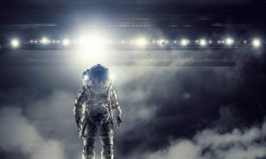 Astronot uzay giysisi içinde. Karışık teknik