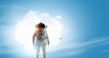 Astronot uzay giysisi içinde. Karışık teknik