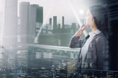 İş kadını telefon konuşmamız. Karışık teknik