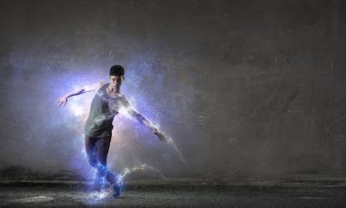 B-boy bazı performans taşır. Karma ortam. Karışık teknik