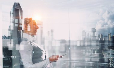 İş kadını smartphone kullanın. Karışık teknik