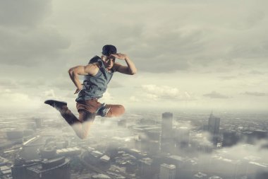 B-boy bazı performans taşır. Karma ortam. Karışık teknik