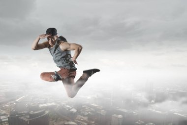 B-boy bazı performans taşır. Karma ortam. Karışık teknik