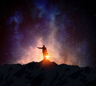 Yıldızlı gökyüzü karşı iş adamı. Karma ortam. Karışık teknik