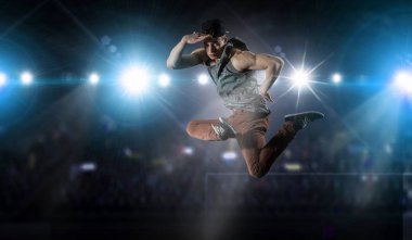 B-boy bazı performans taşır. Karma ortam. Karışık teknik