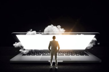 Adam büyük laptop. Karışık teknik