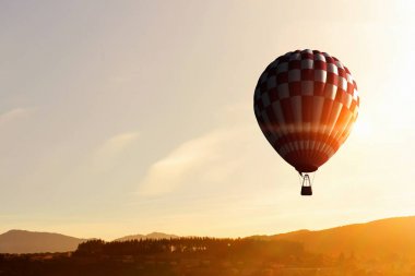 Aerostat bulutların üzerinde uçuyor. Karışık teknik