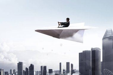 Gökyüzünde yüzen kadın havacı. Karışık teknik