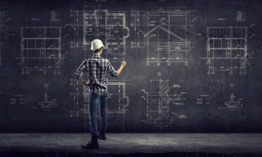Mühendis kadın çizmek düzeni. Karışık teknik