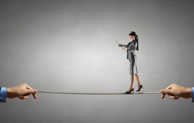 Blindfolded yürüyor. Karışık teknik