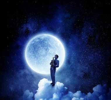 Romantik saksofoncu melodi oynarken. Karışık teknik