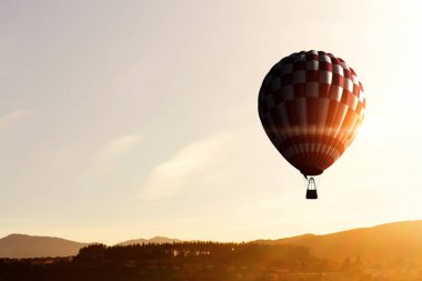 Aerostat bulutların üzerinde uçuyor. Karışık teknik