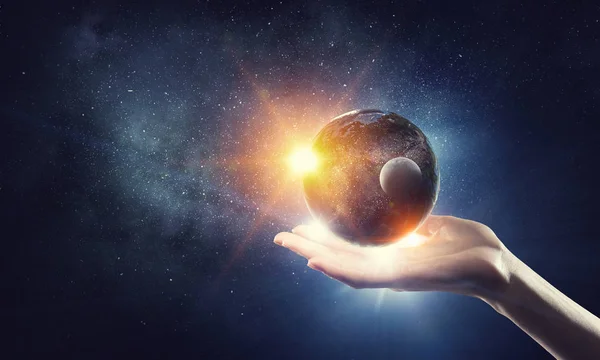 手のひらに星・地球。ミクスト メディア。ミクスト メディア — ストック写真