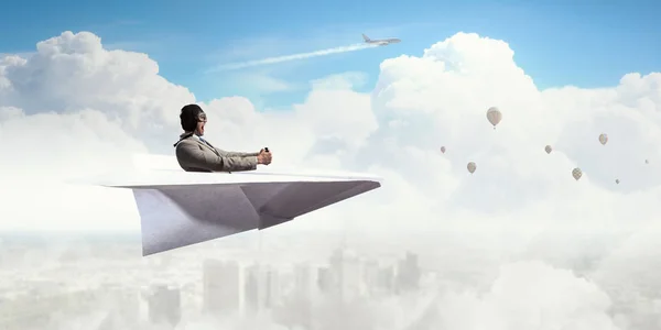 Flieger im Origami-Flugzeug. Gemischte Medien. Gemischte Medien — Stockfoto