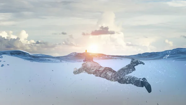 Immersioni in uomo d'affari acqua. Tecnica mista. Tecnica mista. Mezzi misti — Foto Stock