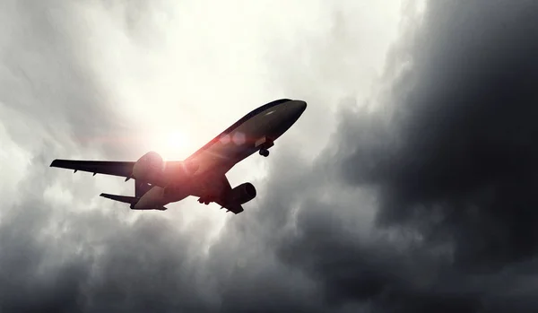 Passagiersvliegtuig in de nachtelijke hemel. Mixed media — Stockfoto