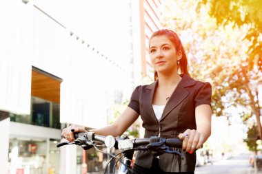Genç kadın üzerinde bisiklet commuting
