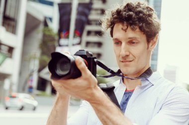 Erkek fotoğrafçı alarak resim